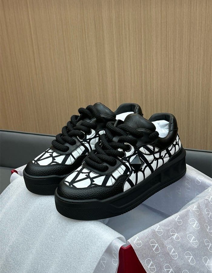 VALENTINO 발렌티노 남여공용 스니커즈 V76759-1 2024/신상