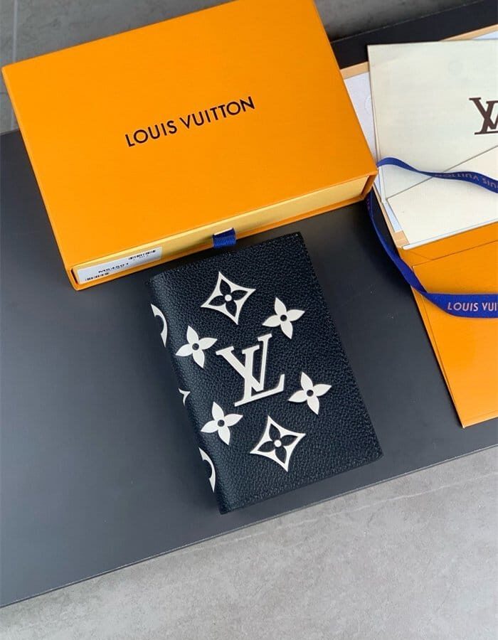 LOUIS VUITTON 루이비통 여권지갑 M46290 2024/신상