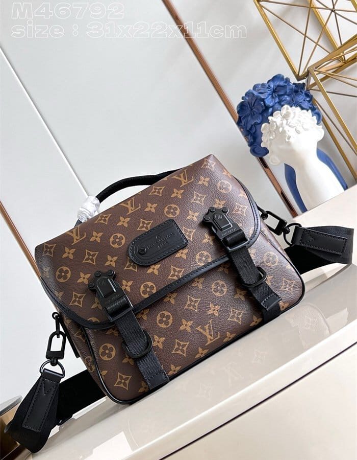 LOUIS VUITTON 루이비통 트레일 메신저백 M46972