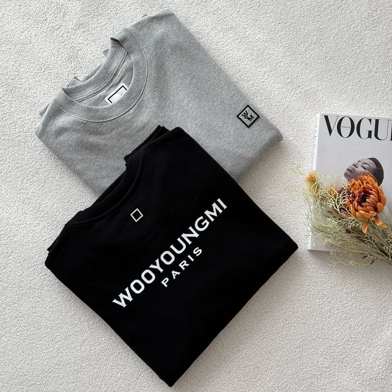 WOOYOUNGMI 우영미 자수 패치 백로고 기모 맨투맨 2COLOR