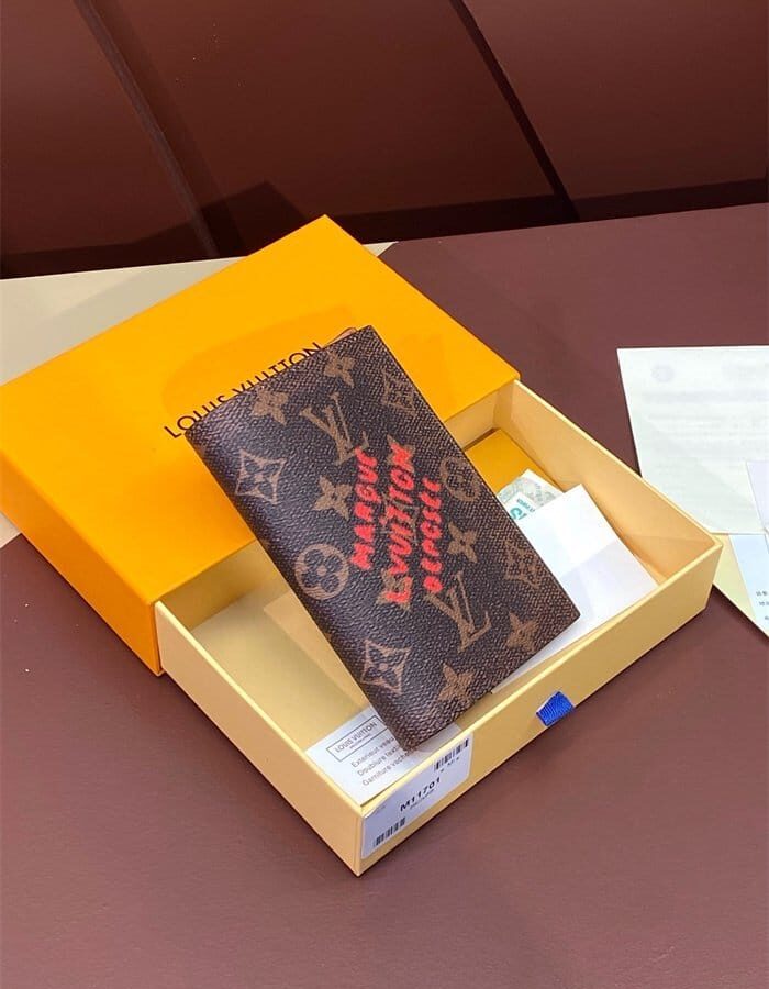 LOUIS VUITTON 루이비통 여권지갑 M11701 2024/신상