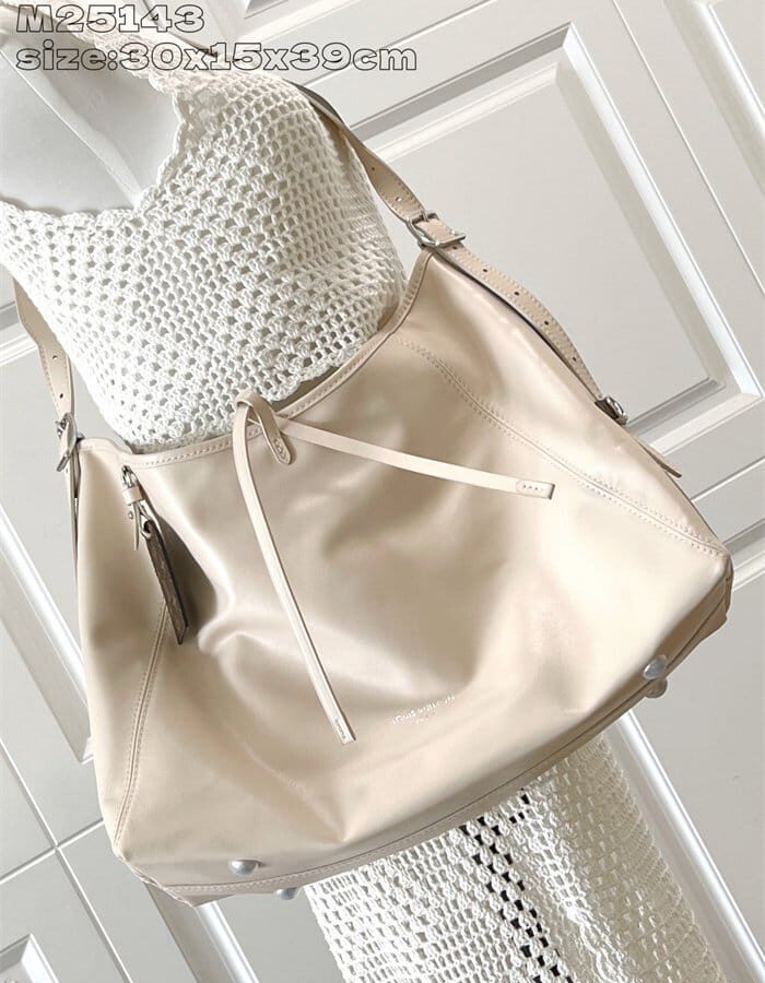 LOUIS VUITTON 루이비통 캐리올 다크 숄더백 MM M25143