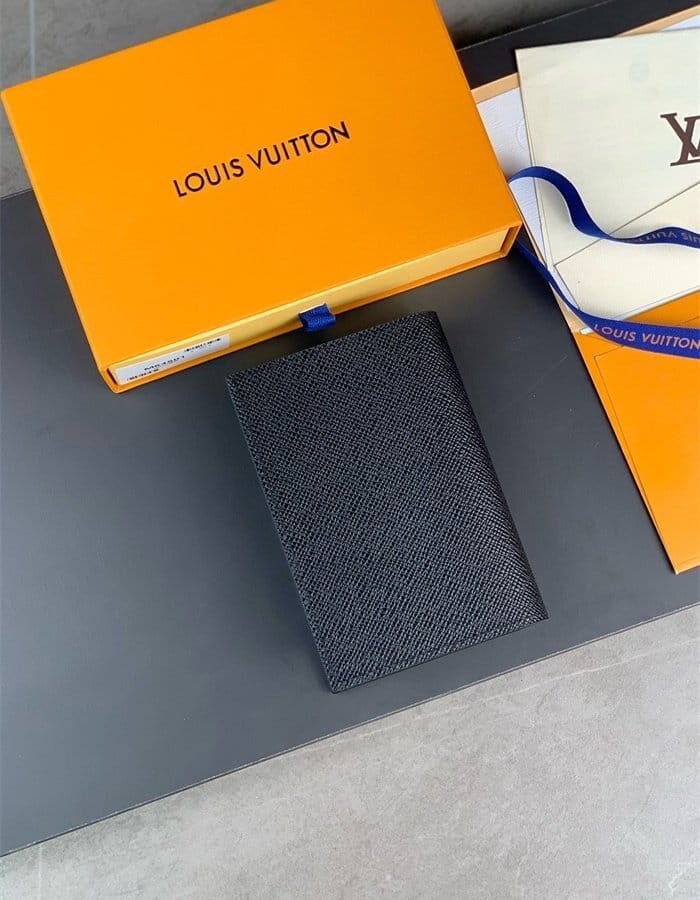 LOUIS VUITTON 루이비통 여권지갑 M64503 2024/신상 2COLOR