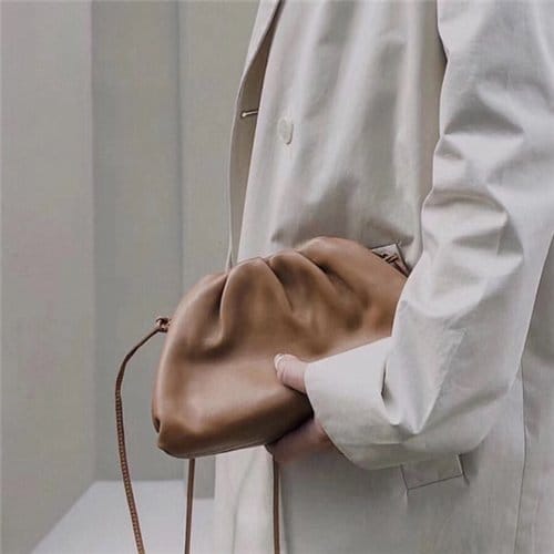 BOTTEGA VENETA 보테가베네타 버터카프 파우치백 미듐 585852