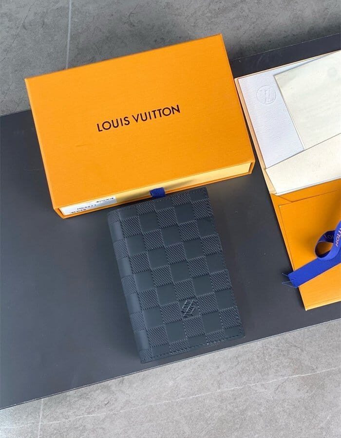 LOUIS VUITTON 루이비통 여권지갑 M64411 2024/신상