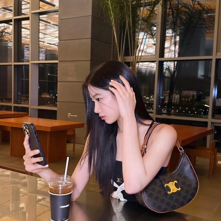 [르세라핌 카즈하] CELINE 셀린느 아바 트리옹프 탠 숄더백