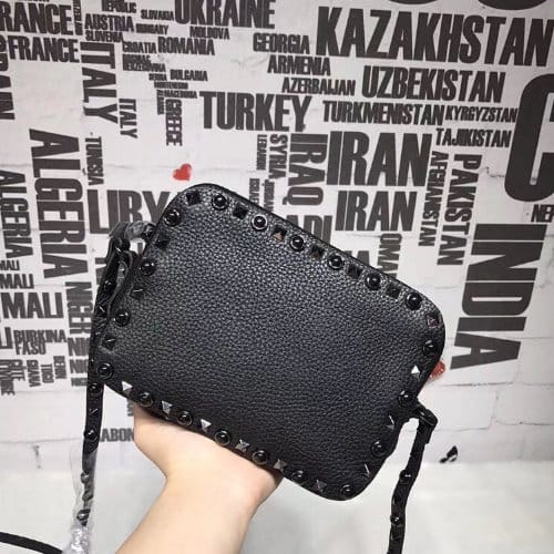 VALENTNIO 발렌티노 락스터드 크로스백 20CM V50165