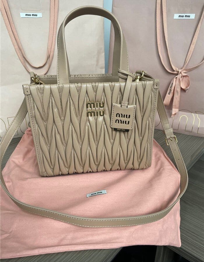 MIUMIU 미우미우 마테라쎄 나파 가죽 토트백 5BG263