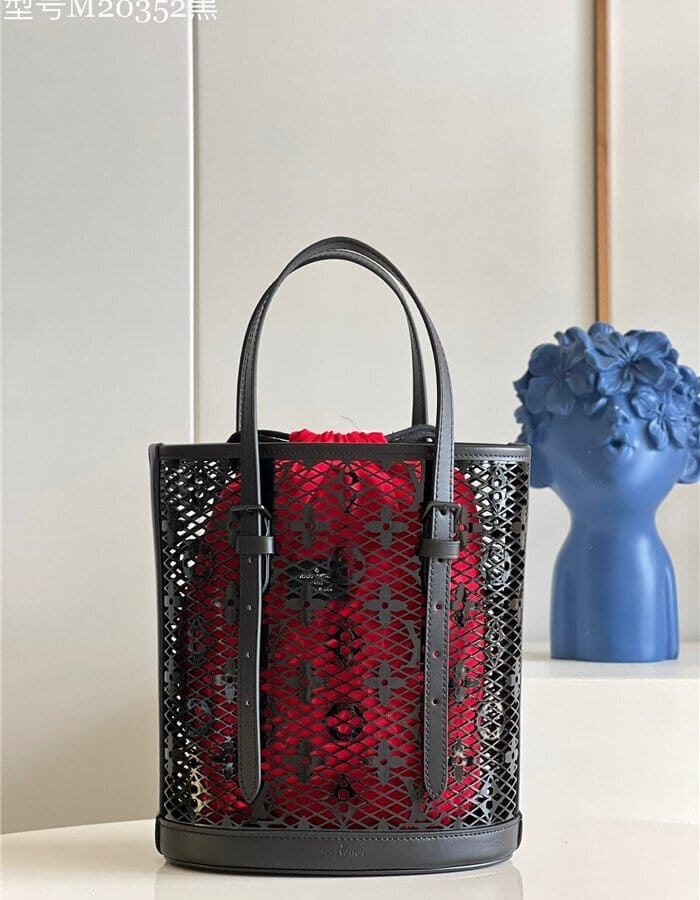 LOUIS VUITTON 루이비통 페이턴트 카프스킨 버킷 M20352