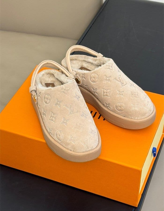 LOUIS VUITTON 루이비통 여성용 털 단화 L47680