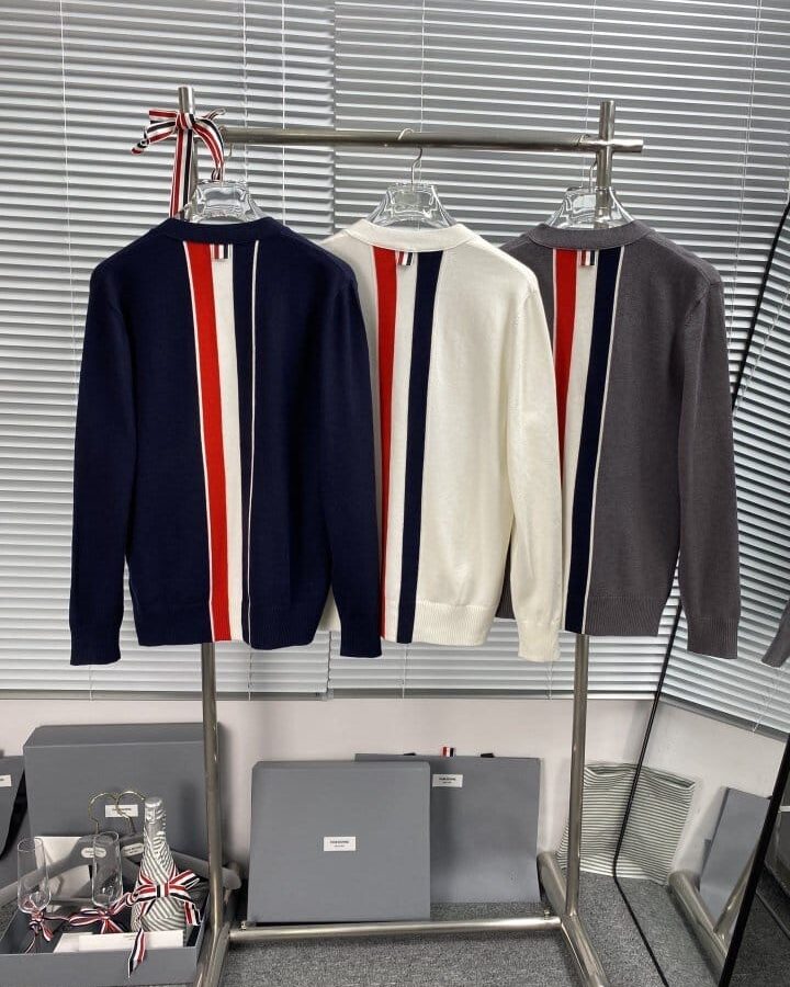 THOM BROWNE 톰브라운 백 스트라이프 클래식 V넥 가디건