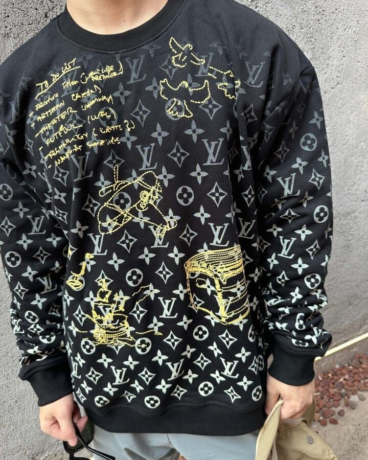 LOUIS VUITTON 루이비통 엠브로이더드 모노그램 맨투맨