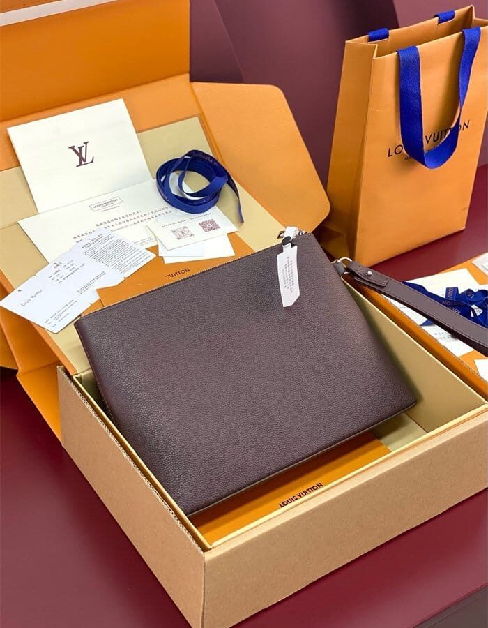 LOUIS VUITTON 루이비통 테이크오프 모카 클러치백 M11485 2024/신상