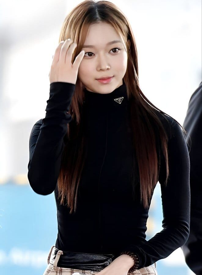 [에스파 윈터] PRADA 프라다 넥 플레이트 터틀넥