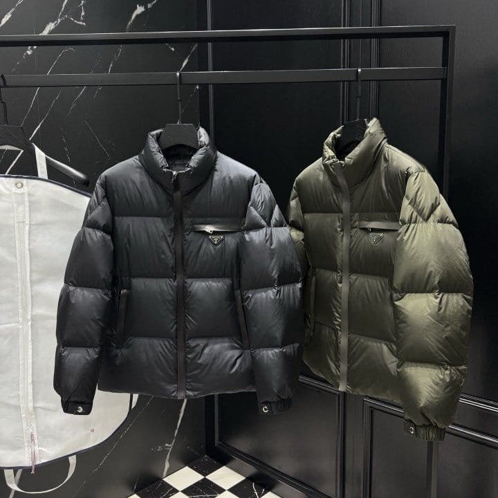 PRADA 프라다 레더 디테일 다운 패딩