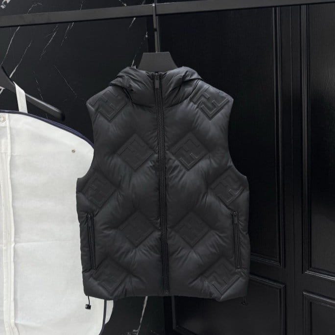 FENDI 펜디 엠보 다운 베스트