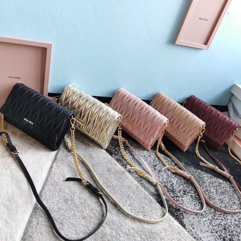 MIUMIU 미우미우 마테라쎄 가죽 미니백 5BH080