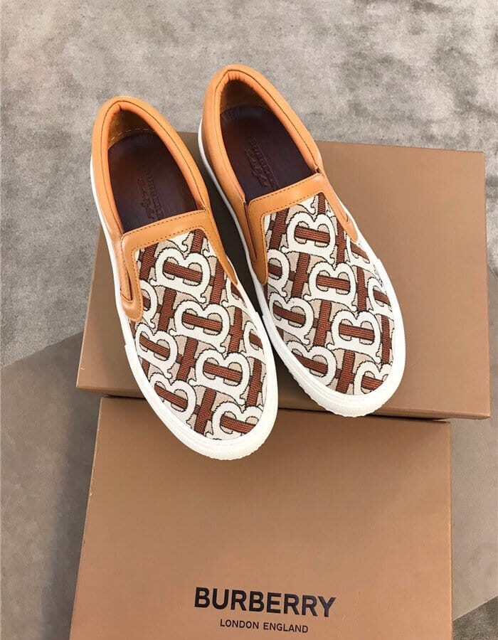 BURBERRY 버버리 남성용 슬립온 B64050