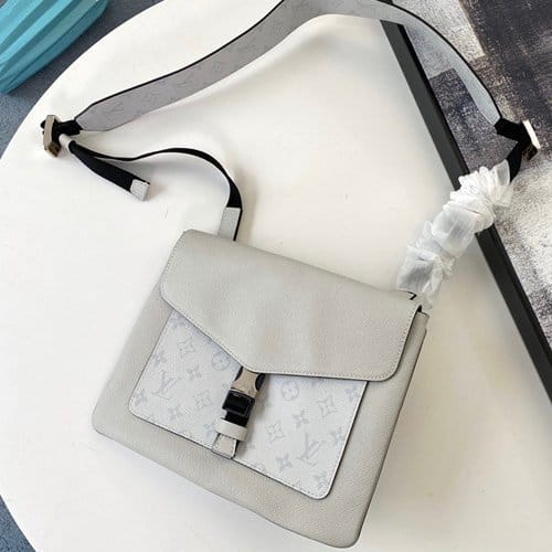 LOUIS VUITTON 루이비통 아웃도어 플랩 메신저 M30411 2020/신상