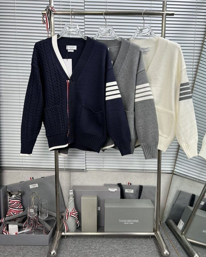 THOM BROWNE 톰브라운 비대칭 사선완장 가디건