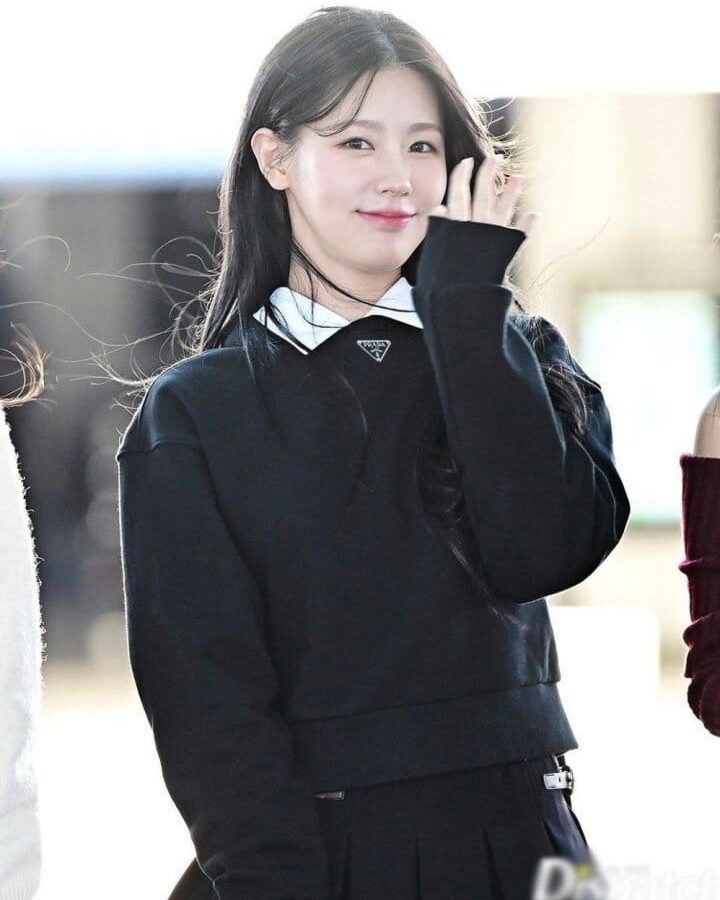 PRADA 프라다 트라이앵글 넥플레이트 맨투맨