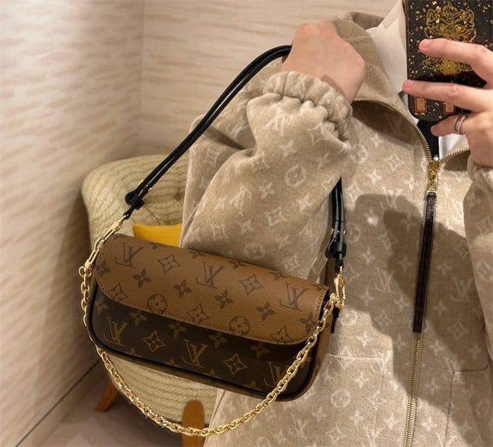 LOUIS VUITTON 루이비통 온 체인 아이비 숄더백 M26587