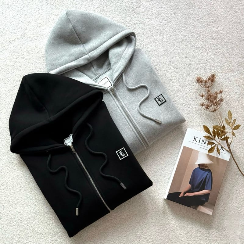 WOOYOUNGMI 우영미 코튼 백로고 기모 후드집업 2COLOR